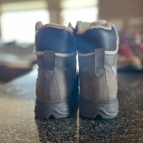 JBU Winter Boots. Women’s 9 - Picture 3 of 5